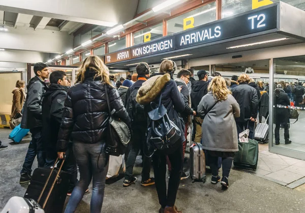 Imigracji długie kolejki na lotnisko Malpensa w Mediolanie przyjazd Non-Schengen podróżnych — Zdjęcie stockowe