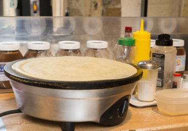 Tuzlu bir krep olarak da bilinen bir galete oluşan bir Fransız aperatif hazırlanıyor. Aynı zamanda tatlı yaymak bir çikolata ile olabilir,