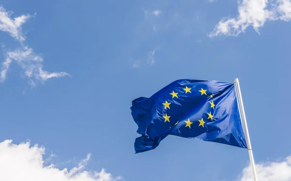 Európai Unió zászlaja kék ég ellen. Hamarosan lesz egy kisebb csillag óta az Egyesült Királyságban megszavazták, hogy elhagyják az EU-t, 2016-ban, — Stock Fotó