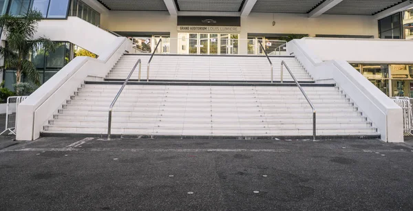 Escadaria vazia do local do Festival de Cinema de Cannes, onde as estrelas sobem na estreia cheias de fãs e imprensa — Fotografia de Stock