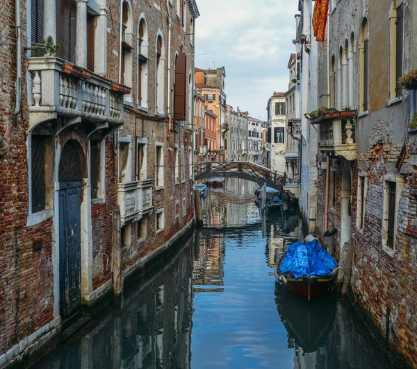Barevné a relaxačních kanál Benátky, Veneto, Itálie. — Stock fotografie