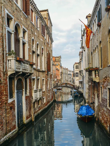 Colourful and relaxing canal in Venice, Veneto, Italy. — Stock Photo, Image
