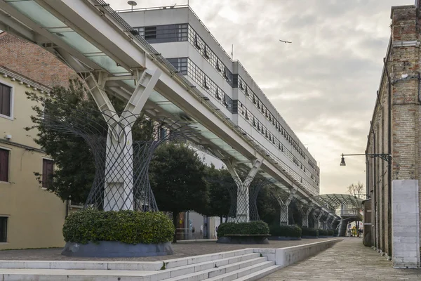 Die Eisenbahnlinie People mover ist ein kleiner Zug, der tronchetto im Kreuzfahrthafen mit piazzale roma verbindet — Stockfoto