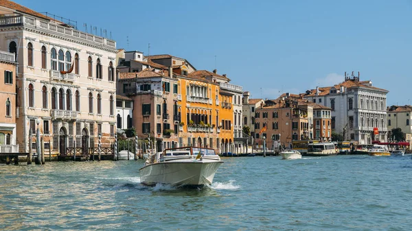 Speedboten en watertaxi op Canal Grande in Venetië — Stockfoto
