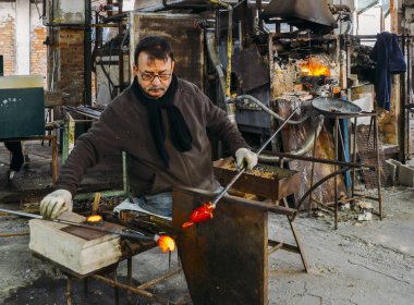 Geleneksel cam cam bir atölyede güzel bir parçası oluşturan blower