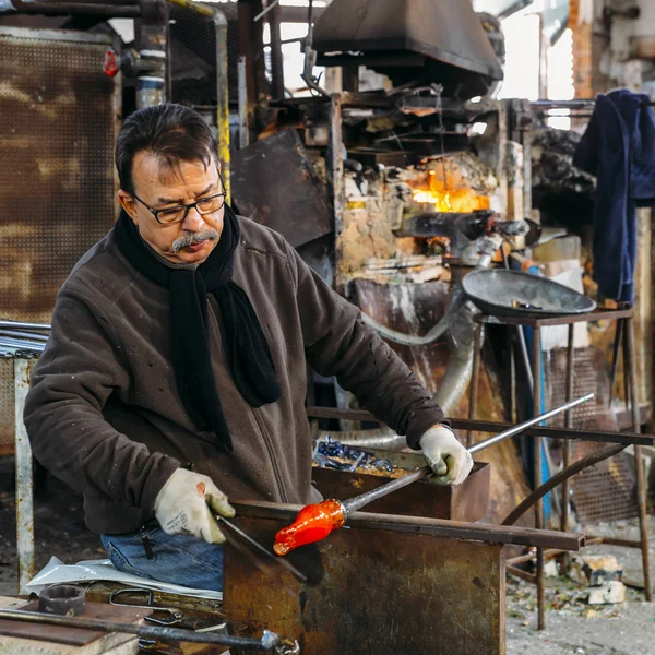 Traditionella glasblåsare som bildar en vacker glasbit i en workshop — Stockfoto
