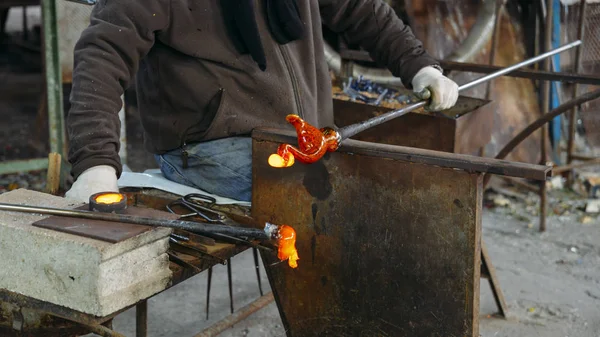 Närbild på traditionella glasblåsare som bildar en vacker glasbit i en workshop. — Stockfoto