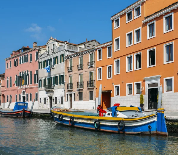Kleurrijke huizen langs de Canale di Cannaregio in Venetië, Veneto, Italië. — Stockfoto