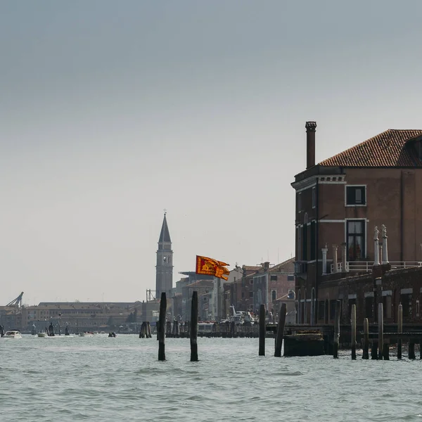 Stadtbild von Venedig, Italien mit venezianischer Flagge. — Stockfoto