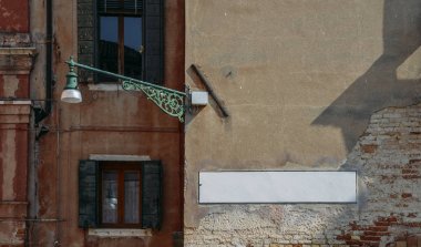 Venedik, Veneto, İtalya bir binanın duvarına geleneksel sokak lambası.