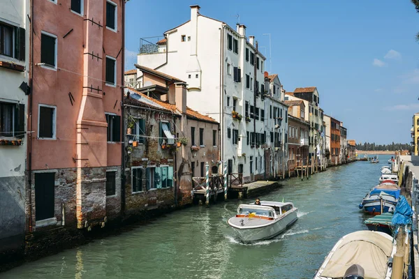 Motorbåtar på en liten kanal i Venedig — Stockfoto