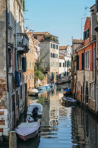 Kleurrijke en ontspannende kanaal in Venetië, Veneto, Italië. — Stockfoto