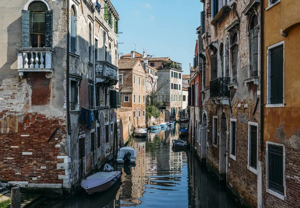 Colourful and relaxing canal in Venice, Veneto, Italy. — Stock Photo, Image