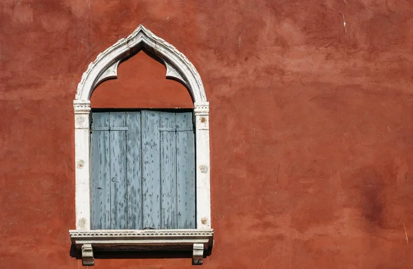 Guardando in alto un vecchio telaio in stucco blu veneziano in stile finestra bagnato dalla luce, con cornici bianche, a Venezia, Italia . — Foto Stock