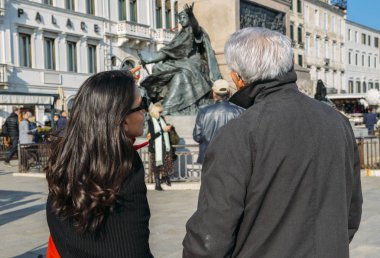 Turistler için Victor Emmanuel II Anıtı önünde