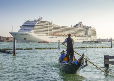 Bir Venedik kanalına gondol ve cruise gemi