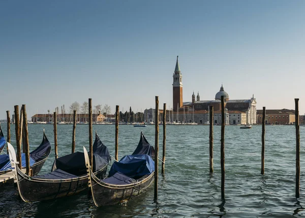 Gondolas fortøyd av Markusplassen med San Giorgio di Maggiore kirke i Venezia, Italia med kopiplass – stockfoto