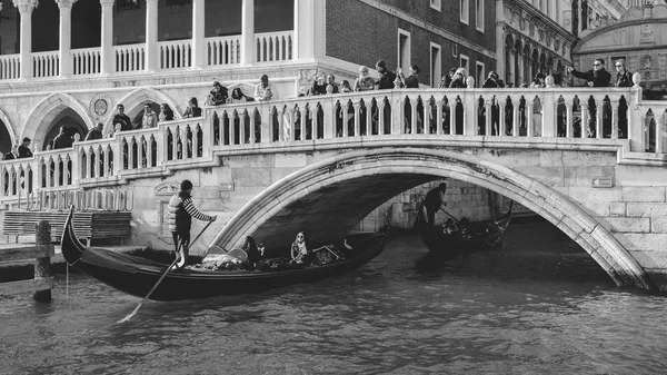 Ponte della Paglia, connu sous le nom de pont de paille, est l'un des plus beaux ponts de Venise. Il est situé derrière le Palazzo Ducale près duquel traverse Rio di Palazzo — Photo