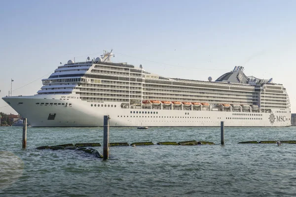 MSC Musica drives av MSC Cruises. Fartøyet har 1.268 passasjerlugarer med plass til 2.550 passasjerer. – stockfoto
