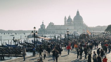 Waterfront Riva degli Schiavoni Basilica Santa Maria della Salute Punta della Dogana Venedik İtalya ile turist ile göster