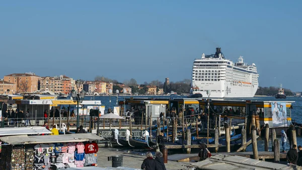 Cruiseskip beveger seg gjennom Guidecca-kanalen i Venezia, Italia. Venezia ligger over en gruppe på 117 små øyer som er adskilt av kanaler. – stockfoto
