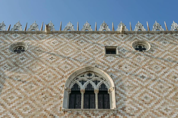 Fachada del Palacio Ducal en Venecia, Italia . —  Fotos de Stock
