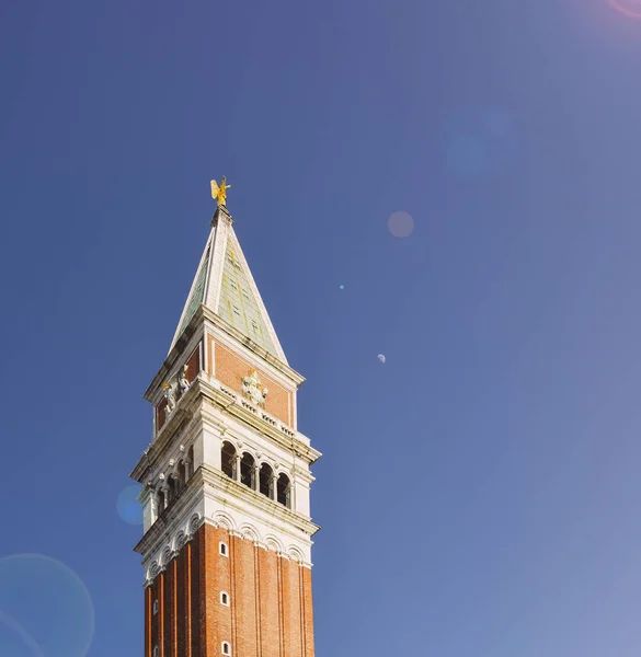 หอคอย Campanile ใต้ท้องฟ้าสีฟ้าใน Piazza San Marco เซนต์มาร์คสแควร์, เวนิส, อิตาลี . — ภาพถ่ายสต็อก