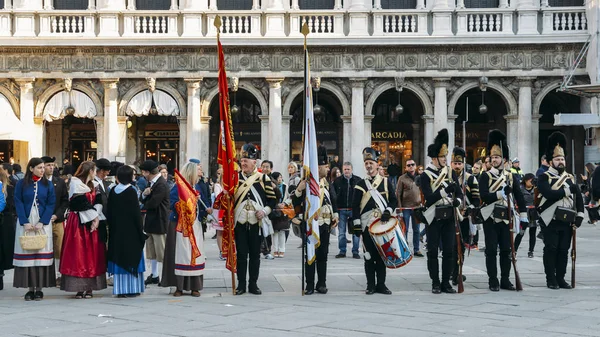 Desfile tradicional en Piazza San Marco para conmemorar el aniversario de Venices — Foto de Stock