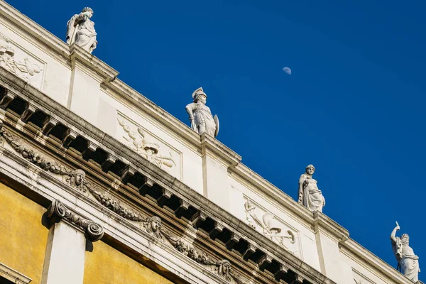 Szobrok, tetején a nemzeti könyvtár a St Marks Biblioteca Marciana, Velence, Veneto, Olaszország. — Stock Fotó