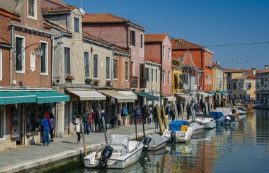 Renkli eski evler ve Murano Adası yakınlarında Venedik adlı kanal üzerinden köprü