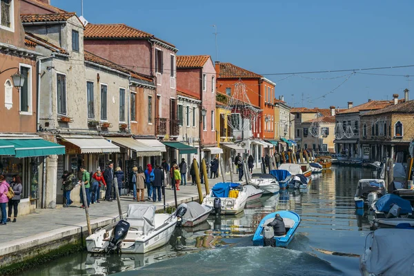 Maisons anciennes colorées et pont sur le canal à l'île de Murano près de Venise — Photo