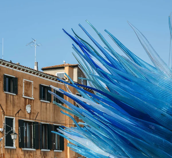 Sculpture moderne en verre de Simone Cenedese sous l'ancienne tour de l'horloge de l'île de Murano — Photo