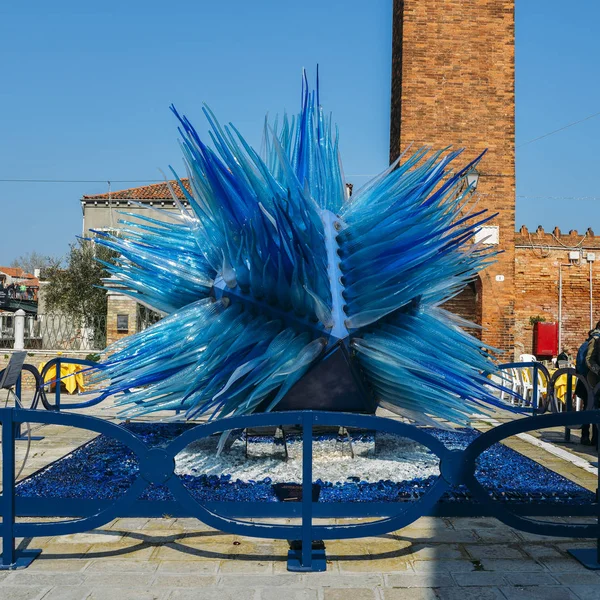 Sculpture moderne en verre de Simone Cenedese sous l'ancienne tour de l'horloge de l'île de Murano — Photo