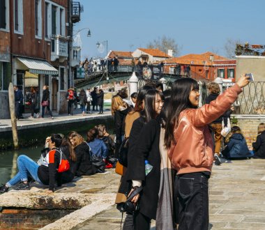 Asya turistler bir selfie Murano içinde al.