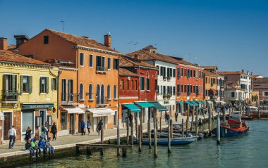 Turistler bir kanal Murano Adası tekneleri ile yanındaki görünümünü
