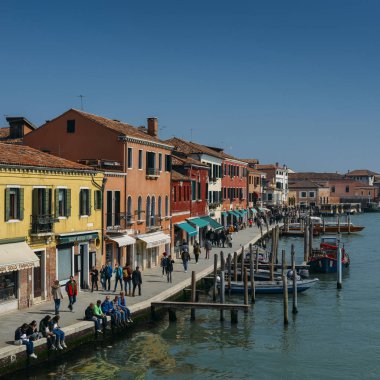Turistler bir kanal Murano Adası tekneleri ile yanındaki görünümünü