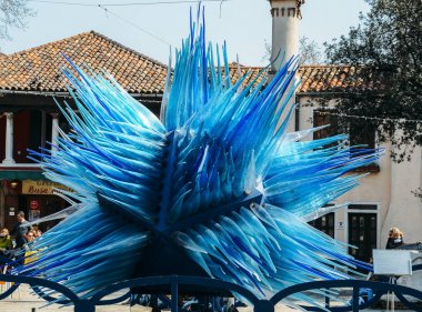 Simone Cenedese tarafından Murano Adası'eski Saat Kulesi altında modern Cam sanat heykel