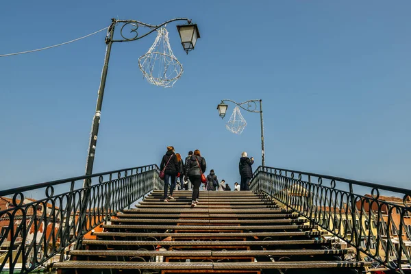 Τουρίστες διασχίζουν μια γέφυρα πάνω από ένα κανάλι — Φωτογραφία Αρχείου