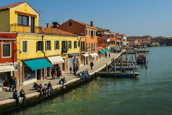 Vue des touristes à côté d'un canal avec des bateaux sur l'île de Murano — Photo