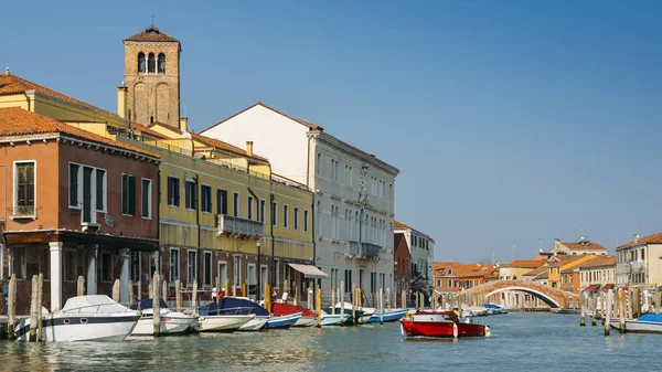 Zicht op de kleurrijke Venetiaanse huizen langs de gracht op de eilanden Murano in Venetië — Stockfoto