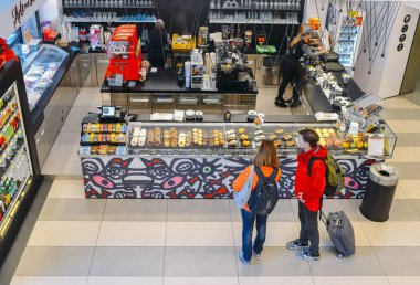 Müşteriler İtalyan tatlılar bir aperatif bar sayaç manzarasına aşağı bakıyor
