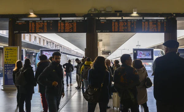 Passagerare på Venedig St. Lucia järnvägsstation — Stockfoto