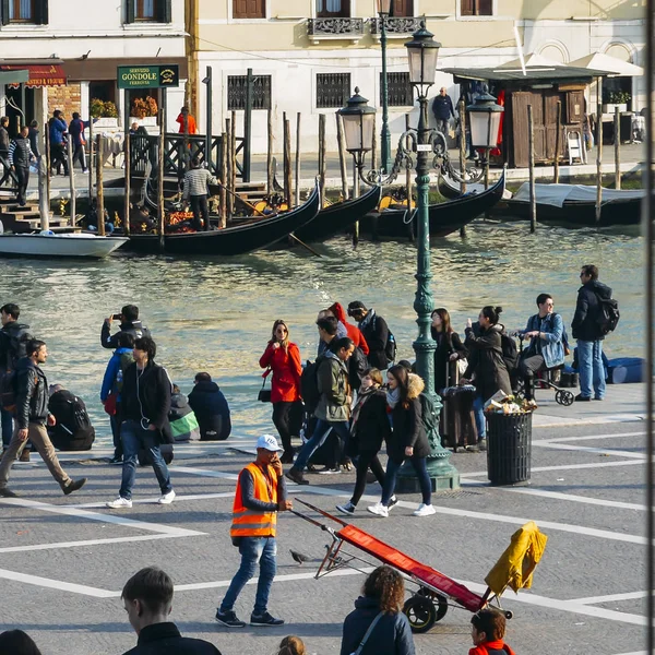 Gepäckträger werben vor dem venezianischen Bahnhof Santa Lucia für ihre Dienste — Stockfoto