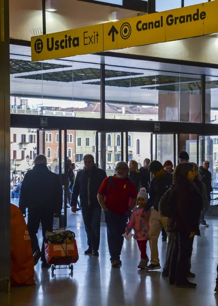 Passagers à la gare de Venices Sainte-Lucie — Photo