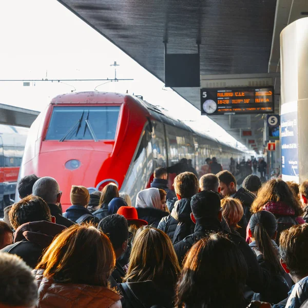 Pasajeros listos para abordar el tren de alta velocidad Frecciarossa en la estación de tren de Venecia Santa Lucía —  Fotos de Stock