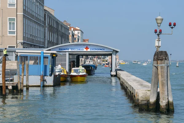 Un hangar del muelle en el agua para recibir pacientes en el hospital cercano — Foto de Stock