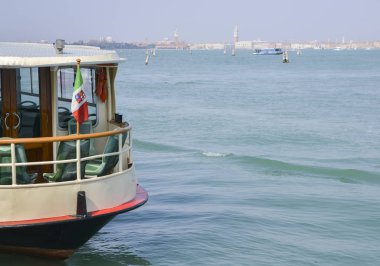 Bayrağı İtalya'nın Venedik Lagoon ön ile Venedik'in tarihi merkezinde arka plan.