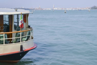 Bayrağı İtalya'nın Venedik Lagoon ön ile Venedik'in tarihi merkezinde arka plan.