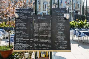 Menü ve Lido sokaklarında bir panoda İngilizce ve İtalyanca fiyatları