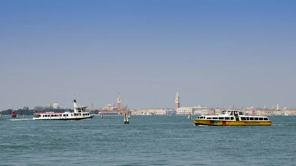 Otobüste Venedik Lagünü su Alilaguna — Stok fotoğraf